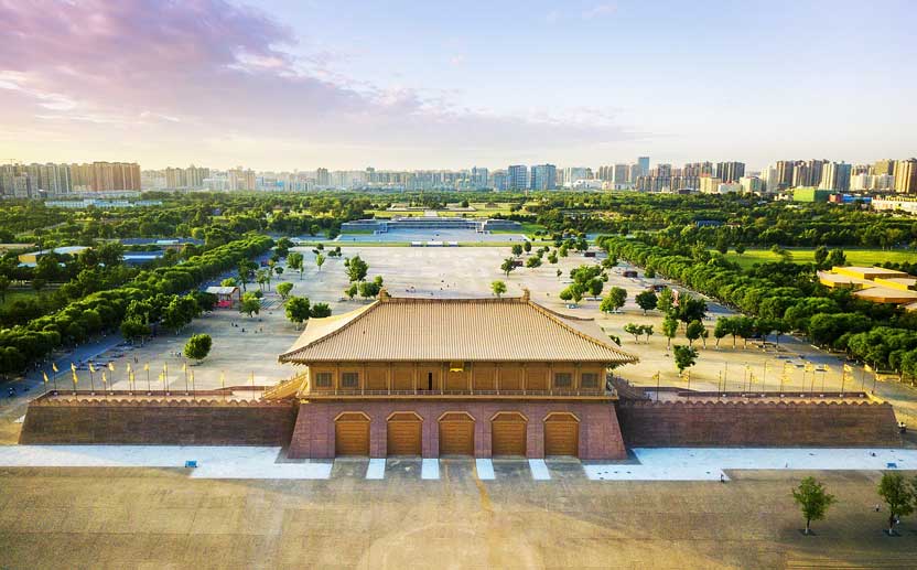 The Daming Palace museum with its remains in the background 