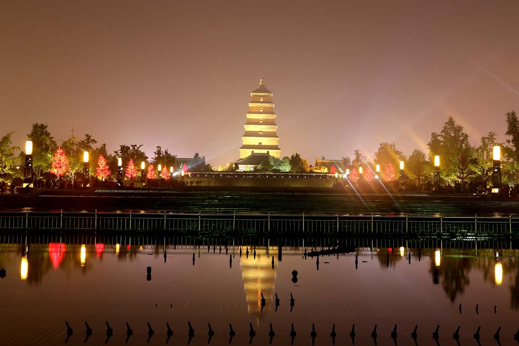  Giant Wild Goose Pagoda at night with lights